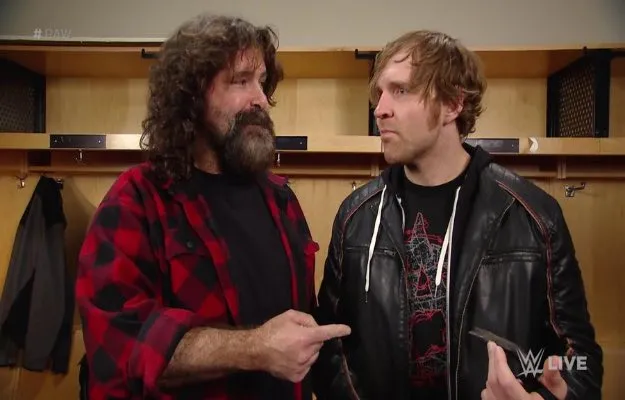 Mick Foley felicita a Jon Moxley tras ganar el campeonato AEW