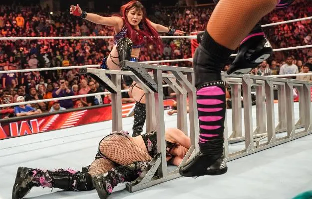 La mano de Alexa Bliss resultó visiblemente lastimada en RAW La mano de Alexa Bliss resultó visiblemente lastimada en RAW
