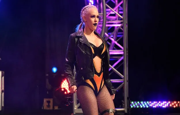 Penelope Ford Penelope Ford cae lesionada en AEW