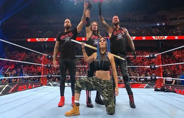 Mia Yim regresa a WWE en RAW y se une a The OC Mia Yim regresa a WWE en RAW y se une a The OC