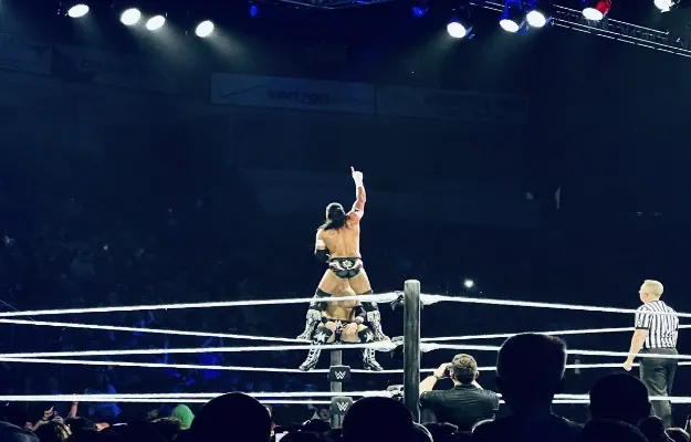 Santos Escobar Resultados WWE Live Youngstowmn