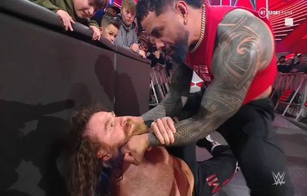 Jey Uso traiciona a Sami Zayn en WWE RAW Jey Uso traiciona a Sami Zayn en WWE RAW