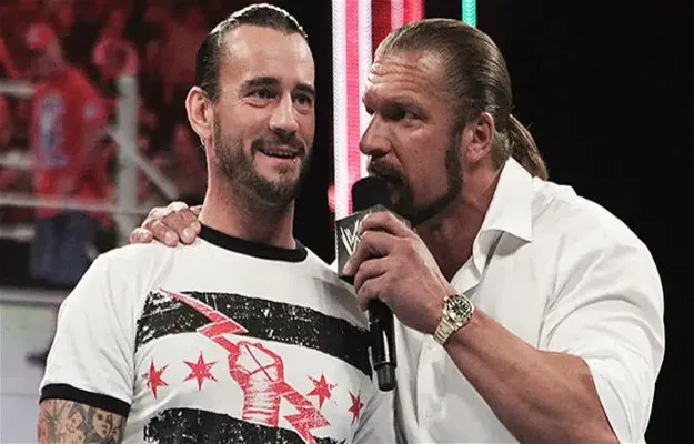 CM Punk presente en el backstage de WWE RAW CM Punk presente en el backstage de WWE RAW