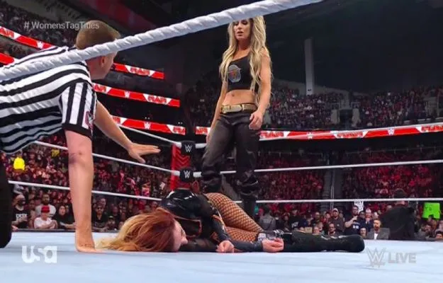 Trish Stratus traiciona a Becky Lynch