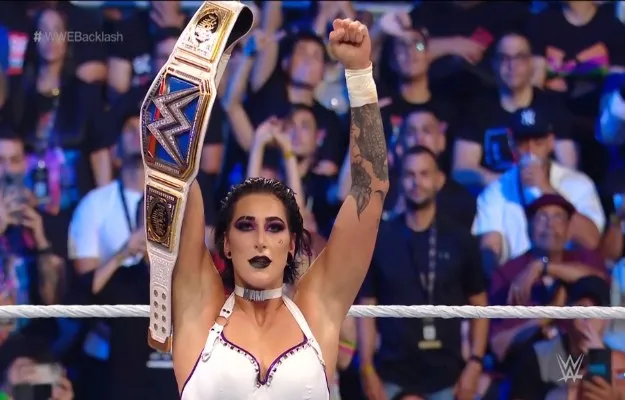 Rhea Ripley derrota a Zelina Vega en WWE Backlash Rhea Ripley derrota a Zelina Vega en WWE Backlash