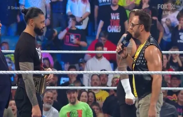 LA Knight encara a Roman Reigns en WWE SmackDown LA Knight encara a Roman Reigns en WWE SmackDown