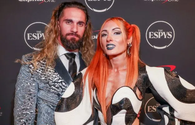Seth Rollins y Becky Lynch aún no renuevan con WWE