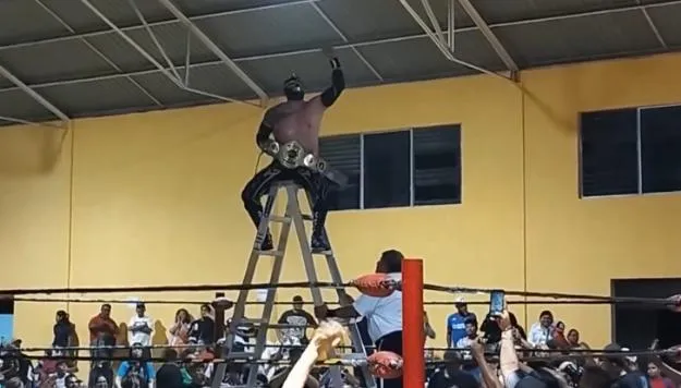 Cinta de Oro nuevo IOCW Championship en el mejor show de la historia de Oaxaca con estrellas de Triple A Cinta de Oro nuevo IOCW Championship en el mejor show de la historia de Oaxaca con estrellas de Triple A