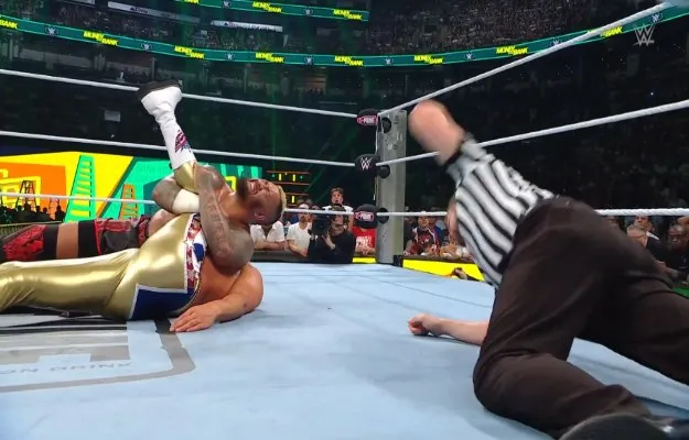 Solo Sikoa cubre a Cody Rhodes en Money in the Bank