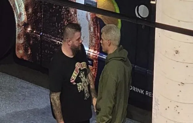 Kevin Owens ataca a Cody Rhodes Kevin Owens ataca a Cody Rhodes