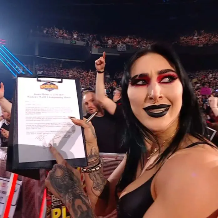 Rhea Ripley interrumpe la firma de contrato de IYO SKY y Bianca Belair en WWE RAW Bruselas