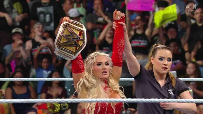 Dos generaciones chocan entre sí en Evolution 2, la leyenda Trish Stratus se enfrenta a Tiffany Stratton por el campeonato femenino de WWE.