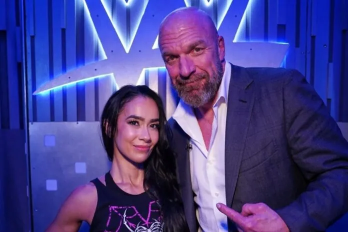 AJ Lee firma contrato