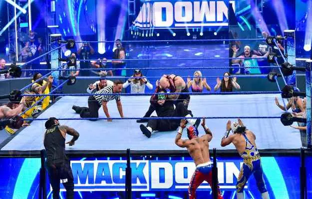 King Corbin WWE SmackDown rinde tributo a Taker
