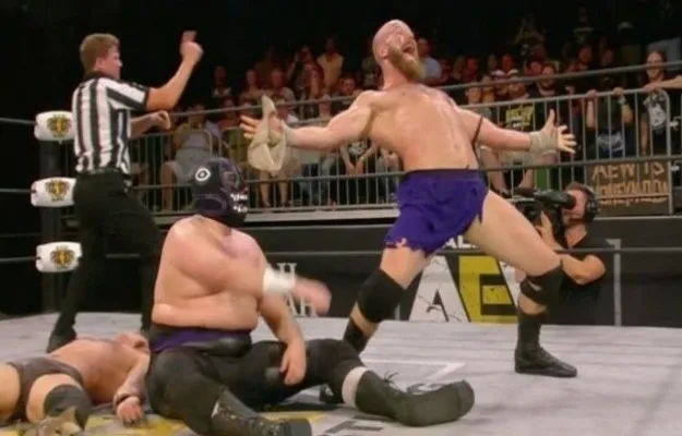 AEW Fight For The Fallen_ The Dark Order derrotan a Angelico, Jack Evans, Jungle Boy y Luchasauras AEW Fight For The Fallen_ The Dark Order derrotan a Angelico, Jack Evans, Jungle Boy y Luchasauras