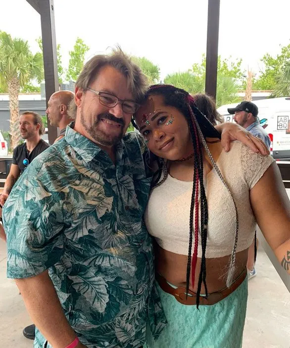 Adam Cole asiste a la fiesta del Día de los Caídos de Tony Khan