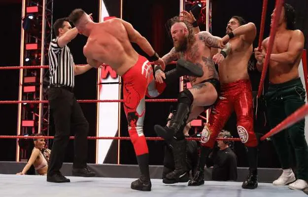 Aleister Black, Rey Mysterio y Apollo Crews vs Ángel Garza, Andrade y Austin Theory en WWE RAW