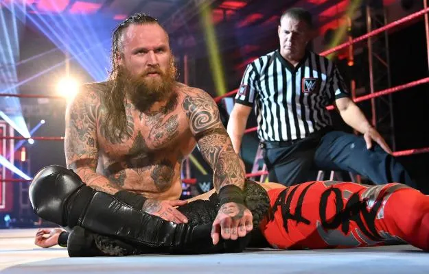 Aleister Black habla sobre el turn heel de Roman Reigns