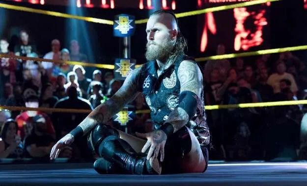 Aleister Black podría volver antes de lo esperado de su lesión