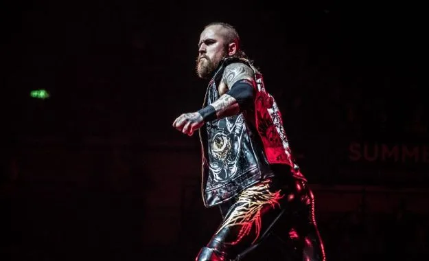 Aleister Black no quiere que le comparen con The Undertaker