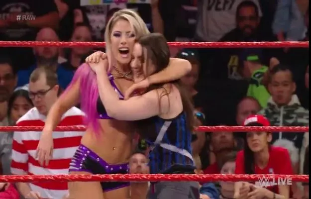 Alexa Bliss y Nikki Cross derrotan a Natalya y Naomi durante WWE RAW