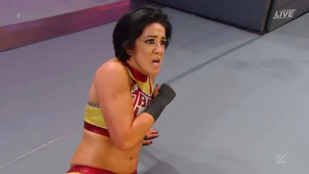 Asuka derrota a Bayley por DQ y Sasha Banks aparece en Clash of Champions Asuka derrota a Bayley por DQ y Sasha Banks aparece en Clash of Champions