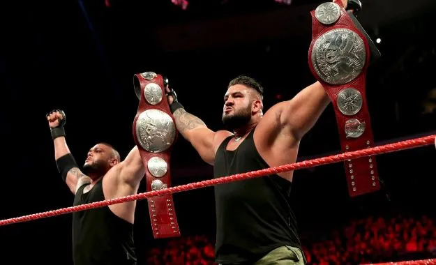 Authors of Pain retienen los campeonatos por parejas de RAW en WWE RAW