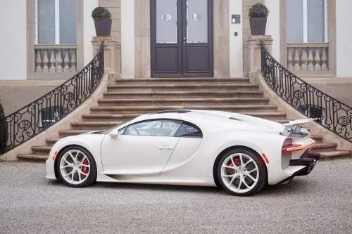 Bad Bunny llegó a WWE en su Bugatti Chiron de 3 millones de dólares Bad Bunny llegó a WWE en su Bugatti Chiron de 3 millones de dólares