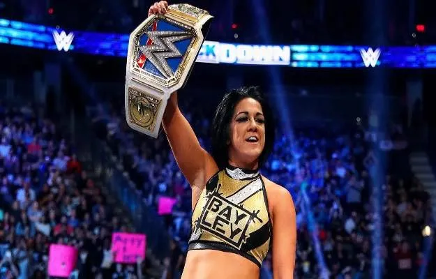 Bayley Nueva foto de la lesión de Bayley