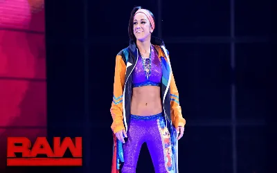 Bayley lesionada