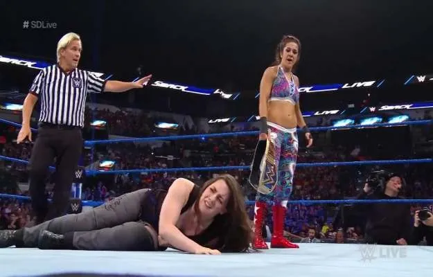 Bayley derrota a Nikki Cross en SmackDown Live Bayley derrota a Nikki Cross en SmackDown Live