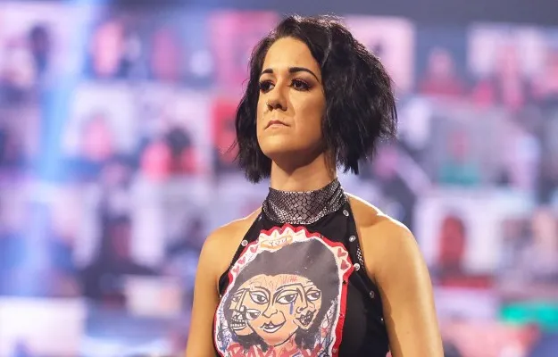Bayley lesionada