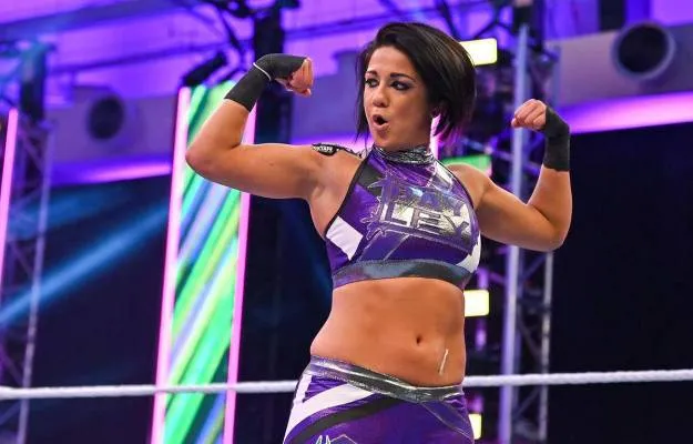 Bayley revela cómo fue la reacción de Vince McMahon cuando se cortó el pelo