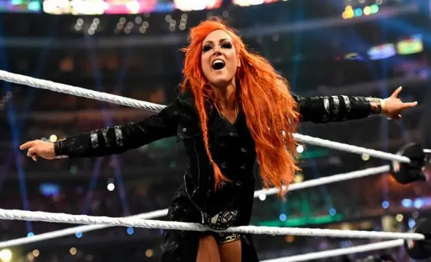 Becky Lynch comenta sobre su altercado con Charlotte en el Performance Center Becky Lynch comenta sobre su altercado con Charlotte en el Performance Center