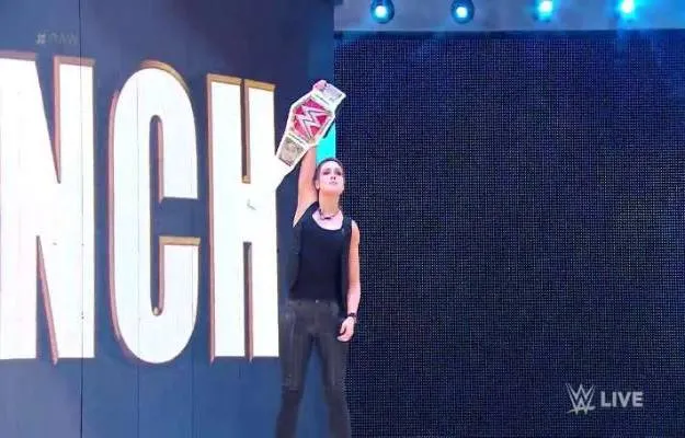 Becky Lynch destroza a Lacey Evans en WWE RAW) Becky Lynch destroza a Lacey Evans en WWE RAW previo a Stomping Grounds