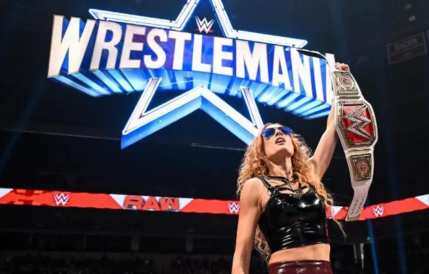 Becky Lynch rompió su personaje en RAW para responder a un fan