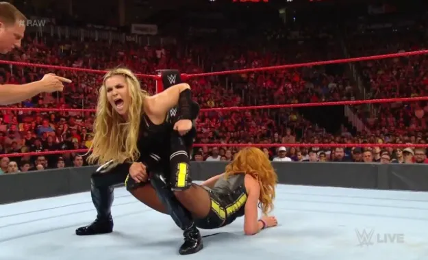 Becky Lynch y Charlotte Flair derrotan a Trish Stratus y Natalya en WWE RAW