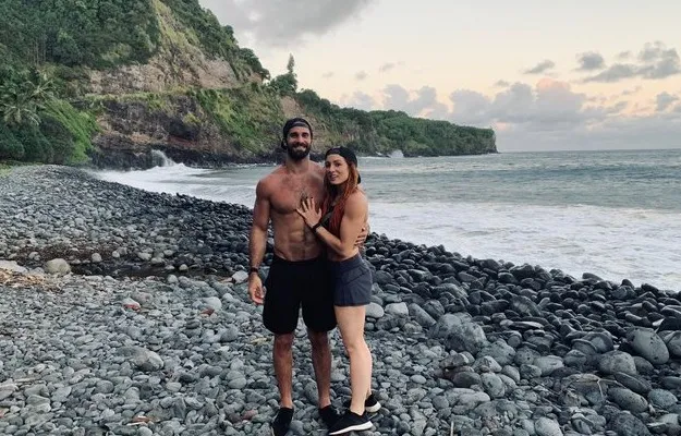 Becky Lynch y Seth Rollins se prometen Becky Lynch y Seth Rollins se prometen