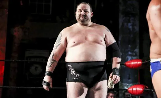 Beer City Bruiser firma un nuevo acuerdo de ROH que le permite trabajar con compañías selectas independientes Beer City Bruiser firma un nuevo acuerdo de ROH que le permite trabajar con compañías selectas independientes