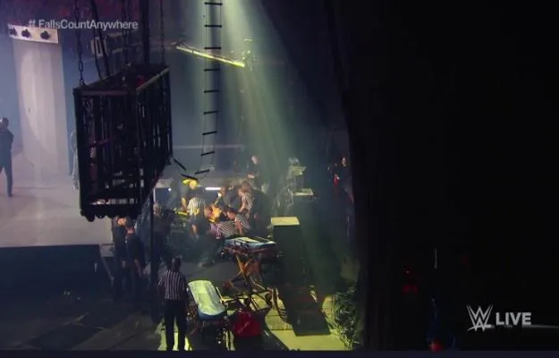 Bobby Lashley y Braun Strowman destrozan el stage de WWE RAW Bobby Lashley y Braun Strowman destrozan el stage de WWE RAW