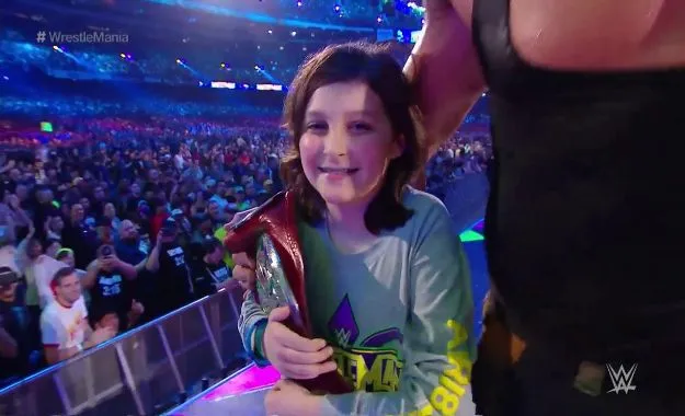 Braun Strowman hace campeón tag team de RAW a un niño en Wrestlemania 34 Braun Strowman hace campeón tag team de RAW a un niño en Wrestlemania 34 Braun Strowman y Nicholas dejan vacante el RAW Tag Team Championship Nicholas ya tiene producto de merchandising en la WWE