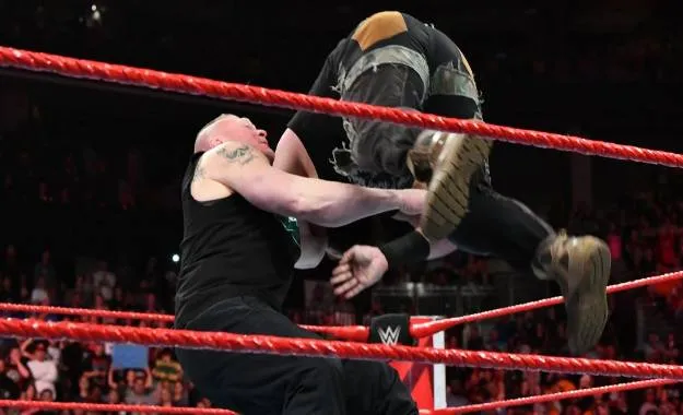 Brock Lesnar aparece en WWE RAW y ataca a Braun Strowman Brock Lesnar aparece en WWE RAW y ataca a Braun Strowman