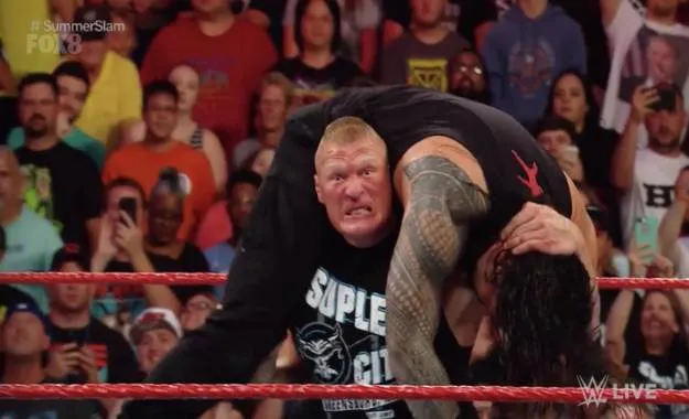 Brock Lesnar aparece en WWE RAW y destroza a Roman Reigns Brock Lesnar aparece en WWE RAW y destroza a Roman Reigns