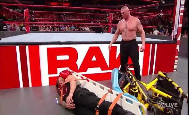 Brock Lesnar destroza a Roman Reigns en WWE RAW