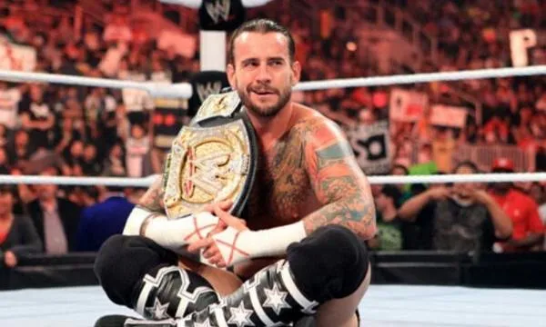 CM Punk ataca al equipo creativo de WWE