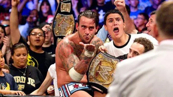 CM Punk ataca de nuevo a WWE CM Punk ataca a WWE