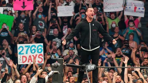 CM Punk ya no puede saltar sobre el público en AEW