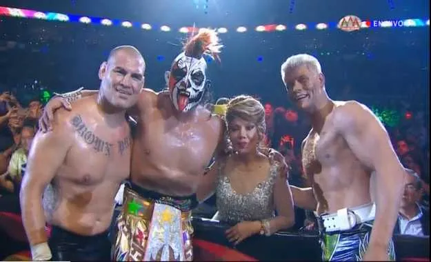 Caín Velasquez gana su debut en Triplemania 27 junto a Cody Rhodes y Psycho Clown Caín Velasquez gana su debut en Triplemania 27 junto a Cody Rhodes y Psycho Clown