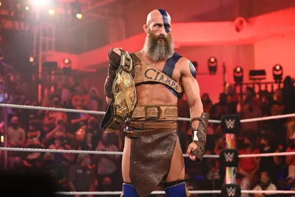Campeón de WWE NXT lucha disfrazado de Kratos de God of War