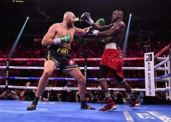Campeón de WWE aparece en el Tyson Fury vs. Deontay Wilder Campeón de WWE aparece en el Tyson Fury vs. Deontay Wilder